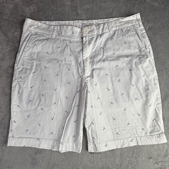 Izod Other - IZOD Advantage Performance Shorts Mens 38 White Navy Anchor Print Nautical